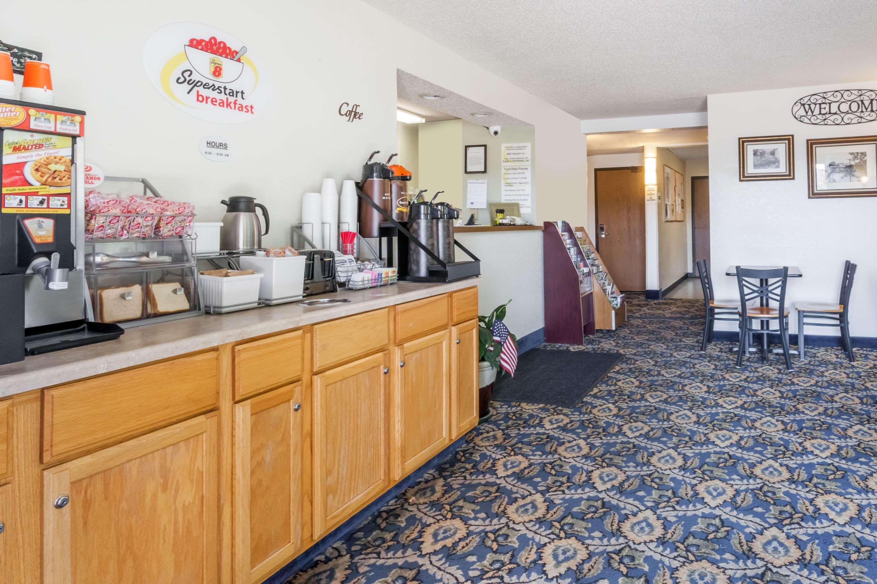 Hotel Super 8 By Wyndham Norwich Extérieur photo